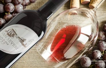 1933 Rosso: un vino caldo e armonico ottenuto da uve rosse Montepulciano