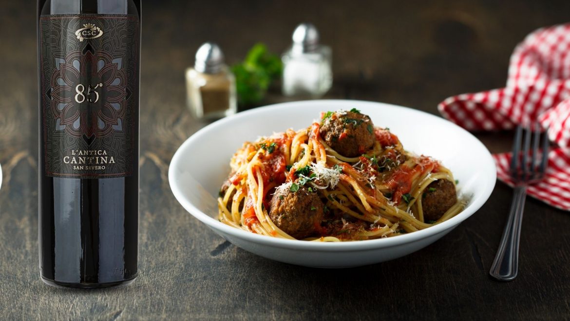 Spaghetti con polpette di carne servite con un ottimo vino rosso della nostra Cantina